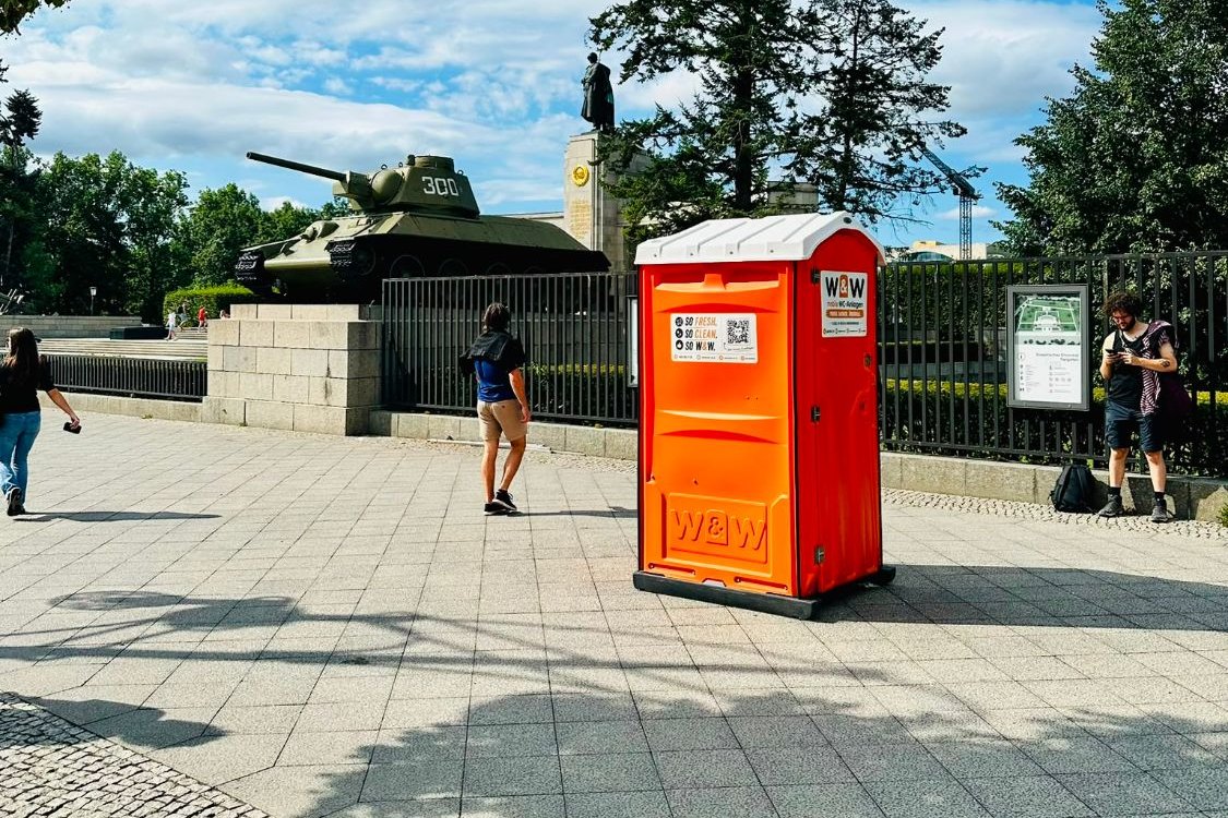 Single W&W toilet cabin on Straße des 17. Juni in Berlin-Tiergarten